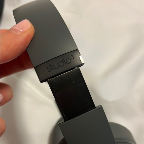 Beats by Dre Studio3 Over-Ear Headphones - Gray - Picture 8 of 9
